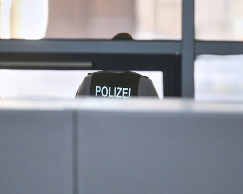 Polizeiauto vor Unfallstelle mit Verkehrsschildern, symbolisiert steigende Verkehrsunfälle in Chemnitz.