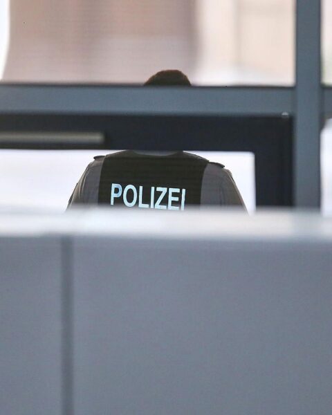 Polizeiauto vor Unfallstelle mit Verkehrsschildern, symbolisiert steigende Verkehrsunfälle in Chemnitz.