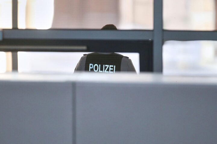 Polizeiauto vor Unfallstelle mit Verkehrsschildern, symbolisiert steigende Verkehrsunfälle in Chemnitz.