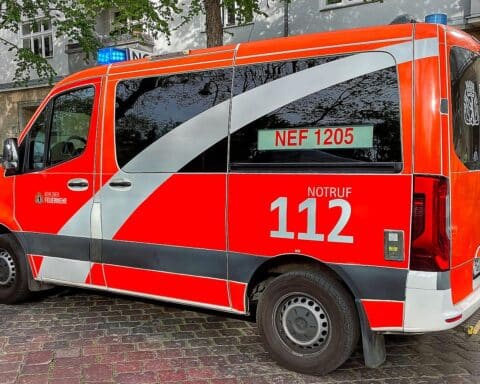 Notarztfahrzeug an Unfallort; steigende Verkehrsunfälle, Risikogruppen: junge Erwachsene und Senioren.