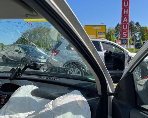 Verkehrsunfall mit zwei Fahrzeugen, Feuerwehr rettet Beifahrerin, Odenkirchener Straße gesperrt.