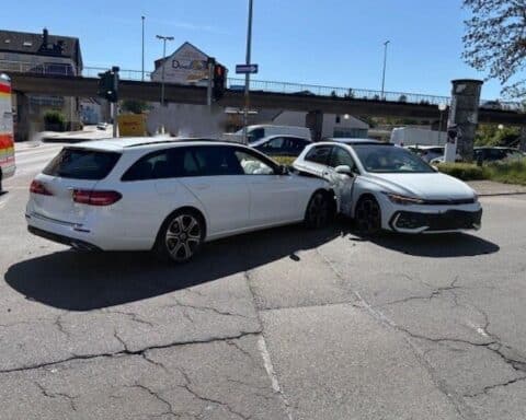 Verkehrsunfall zwischen Mercedes und VW Golf anampelgeregelter Kreuzung in Zweibrücken, eine Person verletzt.