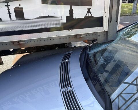 Verkehrsunfall mit LKW und Pkw, Feuerwehr im Einsatz, Straße gesperrt, Verletzter im Krankenhaus.