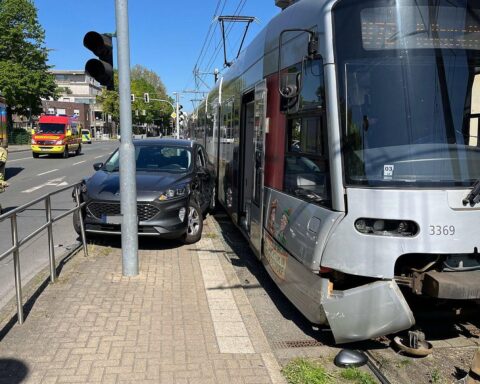 Verkehrsunfall zwischen Auto und Straßenbahn, verletzte Fahrer, hoher Sachschaden, Polizei ermittelt.