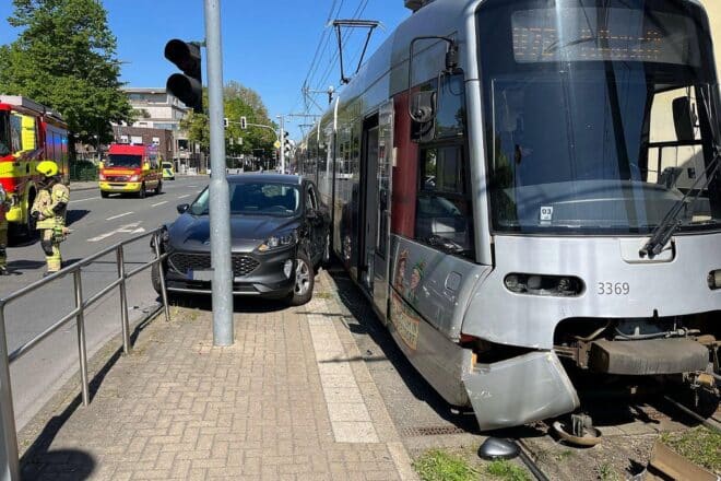Verkehrsunfall zwischen Auto und Straßenbahn in Ratingen