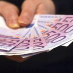 500-Euro-Scheine, die die finanziellen Belastungen der deutschen Aufnahmeprogramme symbolisieren.