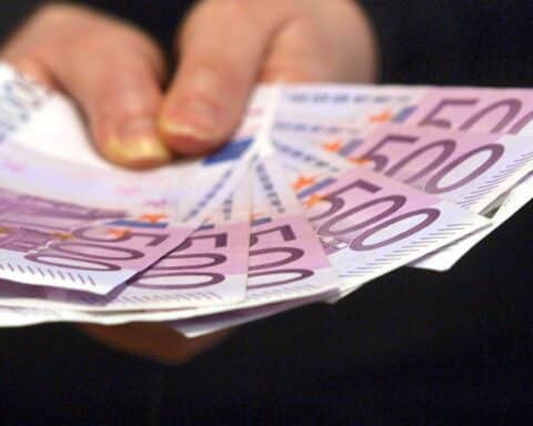 500-Euro-Scheine, die die finanziellen Belastungen der deutschen Aufnahmeprogramme symbolisieren.