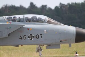 Tornado-Kampfjet über politische Beteiligung an steigenden Verteidigungsausgaben in Deutschland.