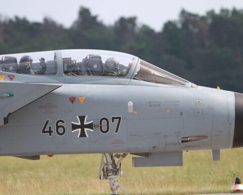 Tornado-Kampfjet über politische Beteiligung an steigenden Verteidigungsausgaben in Deutschland.