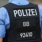 Vier beschädigte Autos auf der Straße, Polizist im Hintergrund, Unfallstelle in Gotha.