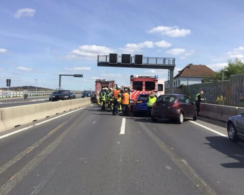 Verkehrsunfall auf der A40 mit vier Fahrzeugen und Rettungswagen, Menschen verletzt.