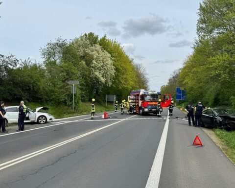 Verkehrsunfall mit zwei Pkw, vier leicht verletzte Personen, Feuerwehr und Rettungsdienst vor Ort.