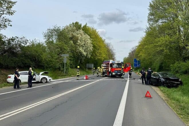 Vier Personen bei Frontalzusammenstoß auf Bundesstraße bei Bergheim verletzt