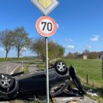Schwerer Verkehrsunfall mit umgekipptem Auto, verletzten Personen und Polizei vor Ort.