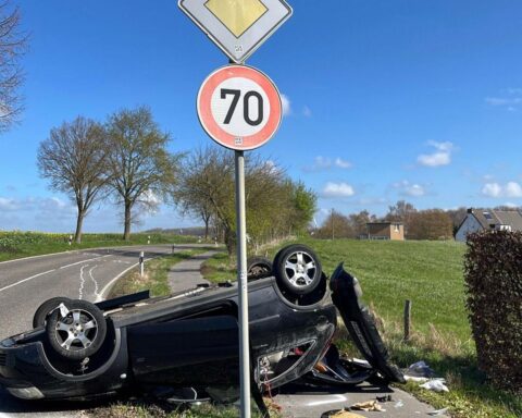 Schwerer Verkehrsunfall mit umgekipptem Auto, verletzten Personen und Polizei vor Ort.