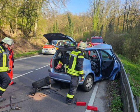 Schwerer Verkehrsunfall: beschädigte Autos, Verletzte, Rettungswagen, Feuerwehr vor Ort, gesperrte Landstraße.