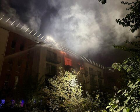 Feuerwehreinsatz in leerstehendem Altenheim: Rauch, Flammen und Feuerwehrkräfte in Aktion.