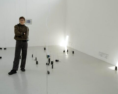 Silja Beck in ihrer interaktiven Kunstinstallation „The second encounter“ zeigt gesellschaftliche Themen.