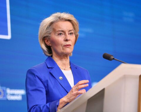 Ursula von der Leyen präsentiert neue Altersverifikations-App zum Schutz von Kindern im Internet.