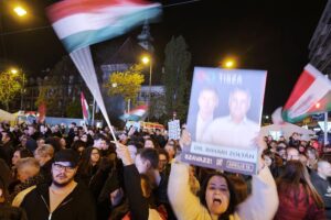 Tisza-Anhänger feiern euphorisch ihren Wahlsieg auf einer lebhaften Wahlparty in Budapest.