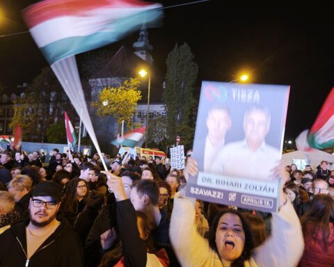 Tisza-Anhänger feiern euphorisch ihren Wahlsieg auf einer lebhaften Wahlparty in Budapest.