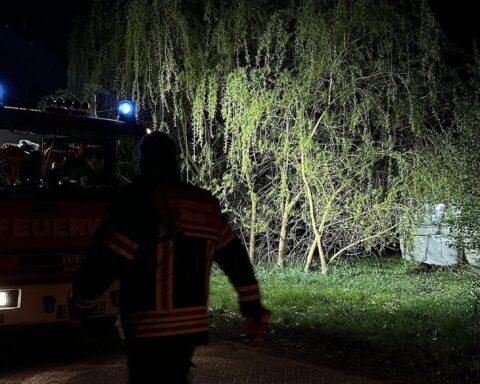 Brand in Aurich-Wiesens: Passant löscht Feuer, Feuerwehr prüft Wohnwagen mit Wärmebildkamera.