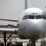 Flugzeug auf Rollfeld; Anja Karliczek warnt vor Risiken bei Fernreisen aufgrund der Energiekrise.