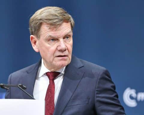 Johann Wadephul bei einem EU-Treffen, diskutiert Unterstützung für die Ukraine und Kredite.