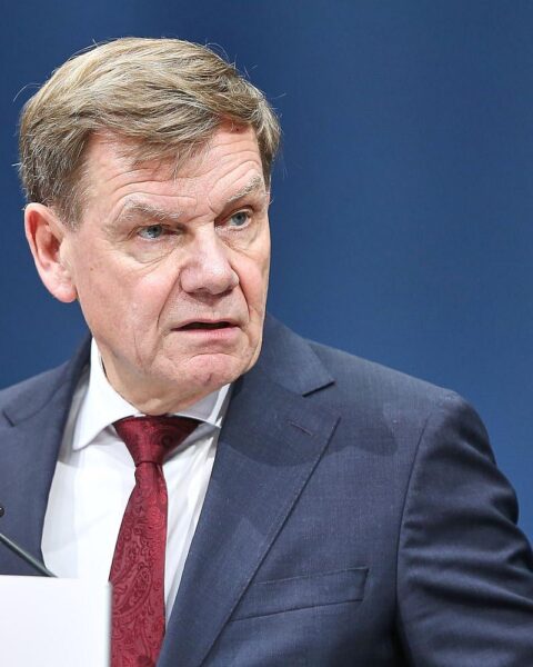 Johann Wadephul bei einem EU-Treffen, diskutiert Unterstützung für die Ukraine und Kredite.