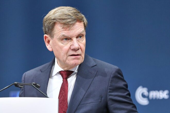 Johann Wadephul bei einem EU-Treffen, diskutiert Unterstützung für die Ukraine und Kredite.