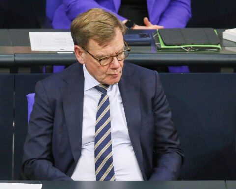 Bundesaußenminister Wadephul entspannt, spricht über US-Truppen und internationale Sicherheit in Rabat.