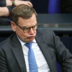 Bundesaußenminister Wadephul spricht besorgt über Trumps Aussagen zur NATO-Sicherheit und -Stabilität.