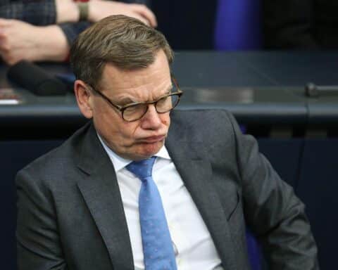 Bundesaußenminister Wadephul spricht besorgt über Trumps Aussagen zur NATO-Sicherheit und -Stabilität.