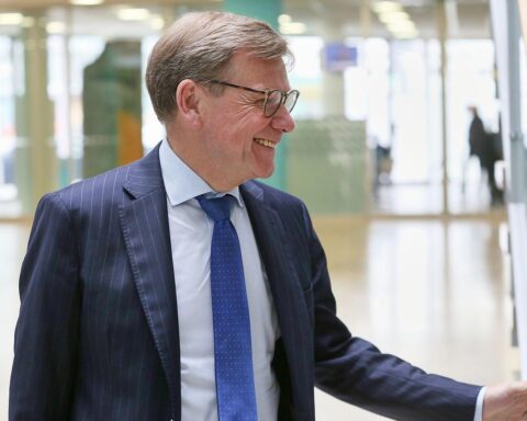 Bundesaußenminister Wadephul kündigt erhöhte humanitäre Hilfe für den Sudan an, Konferenz-Setting.