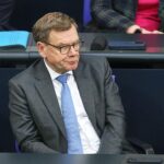 Johann Wadephul diskutiert Deutschlands Rolle zur Sicherung der Seehandelswege im Nahen Osten.