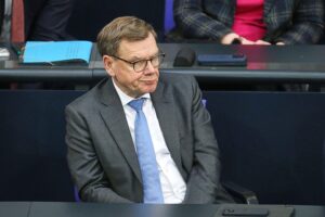 Johann Wadephul diskutiert Deutschlands Rolle zur Sicherung der Seehandelswege im Nahen Osten.