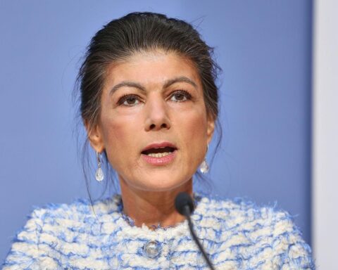 Sahra Wagenknecht kritisiert Haushaltsentwurf, fordert verantwortungsvolle Politik und mahnt anhaltende Militärausgaben.