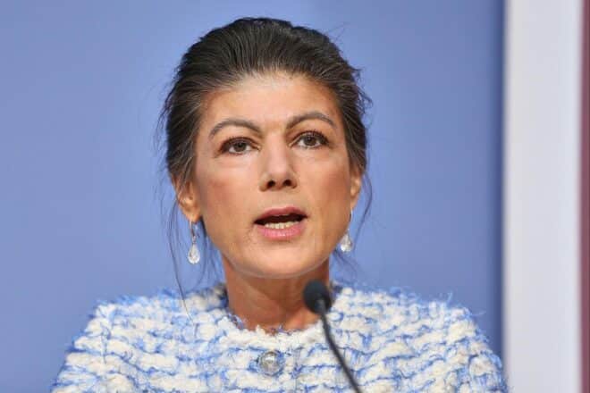 Sahra Wagenknecht kritisiert Haushaltsentwurf, fordert verantwortungsvolle Politik und mahnt anhaltende Militärausgaben.