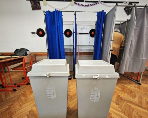 Wahllokal in Ungarn mit Menschen während der Parlamentswahl, Spannung und mögliche Betrugsfälle.