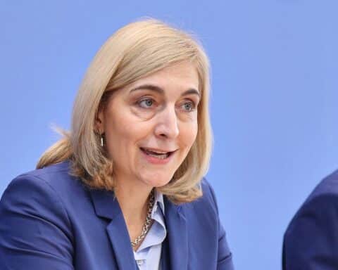 Bild von Bundesgesundheitsministerin Nina Warken, die ihr Sparpaket für die GKV präsentiert.