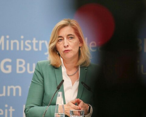 Nina Warken präsentiert Reformpläne zur Senkung der Zusatzbeiträge in der Gesundheitsversicherung.