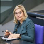 Nina Warken diskutiert Reform des Hautkrebsscreenings im Kontext gesundheitlicher Effizienz und Risikogruppen.