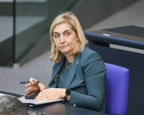 Nina Warken diskutiert Reform des Hautkrebsscreenings im Kontext gesundheitlicher Effizienz und Risikogruppen.