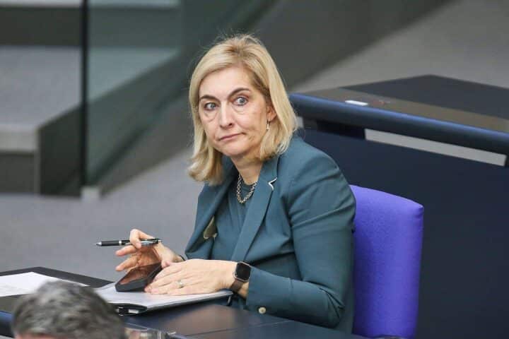 Nina Warken diskutiert Reform des Hautkrebsscreenings im Kontext gesundheitlicher Effizienz und Risikogruppen.