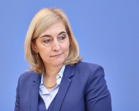 Nina Warken diskutiert Anhebung der Beitragsbemessungsgrenze in der gesetzlichen Krankenversicherung.