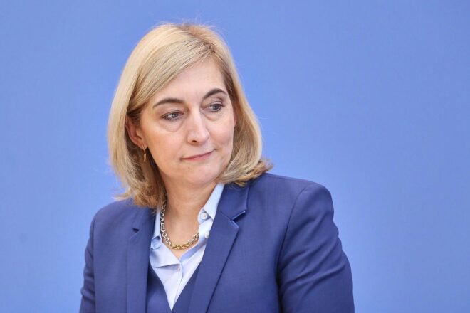 Warken will Bemessungsgrenze für Krankenkassenbeiträge anheben