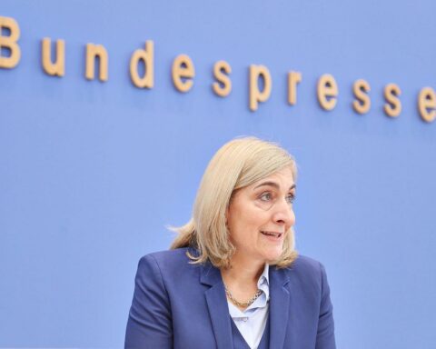 Nina Warken spricht über Gehaltdeckelung für Krankenkassen-Führungskräfte zur Finanzreform.