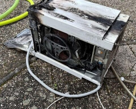 Feuerwehr löscht Kellerbrand, bespritzt Waschmaschine, unterstützt durch Rettungsdienst und Polizei.