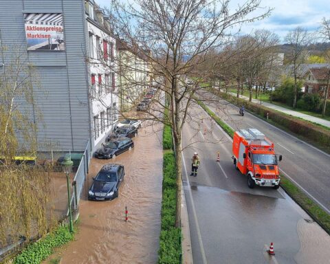 Wasser strömt aus gebrochenem Rohr, Bundesstraße gesperrt, Stadtwerke reparieren Leitung.