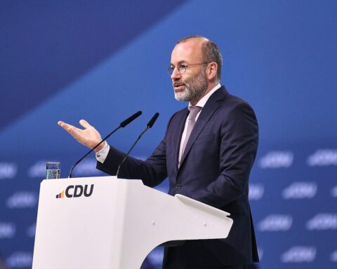 Manfred Weber spricht leidenschaftlich über Extremismus und politische Verantwortung im Europäischen Parlament.